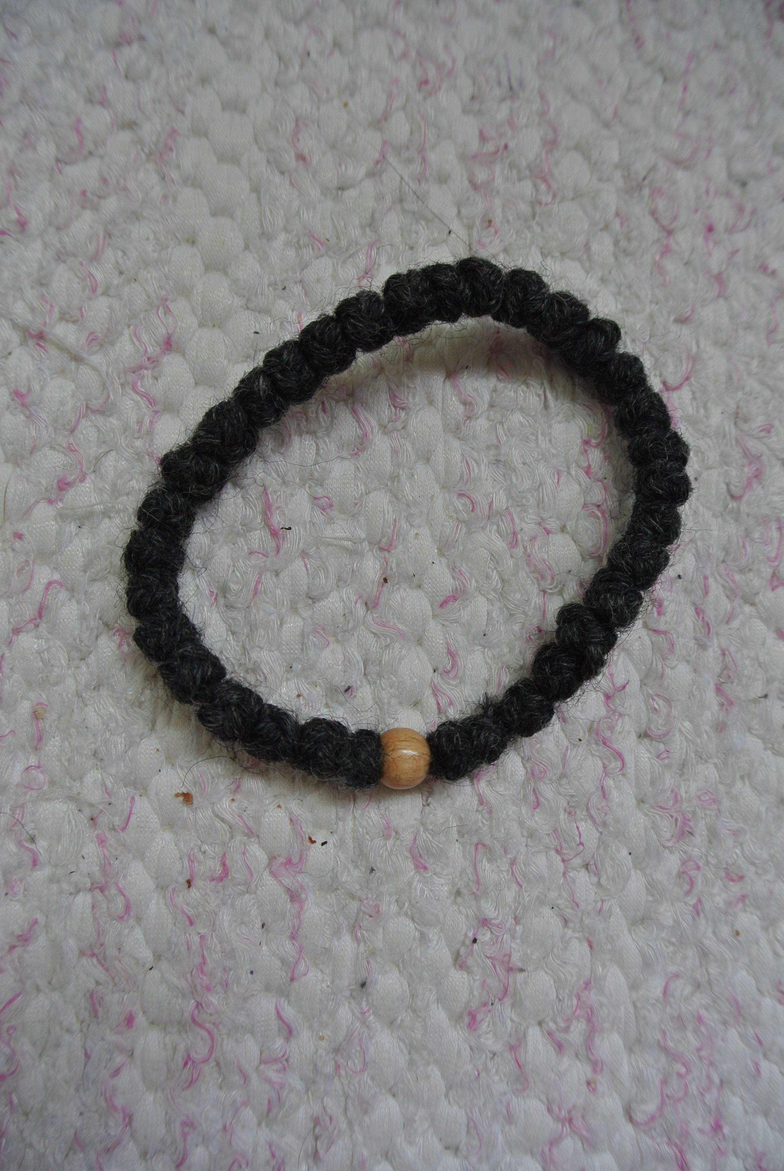 Pitkä musta rukousnauha 3:lla puuhelmellä